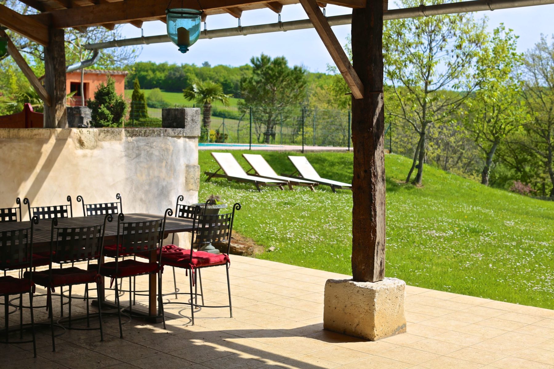 Montagenet - Terrasse couverte et jardin du gîte Orchidée