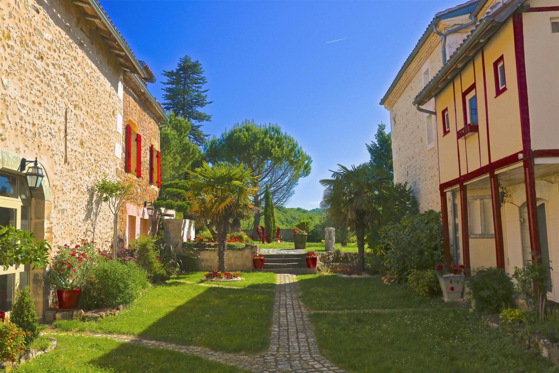 Montagenet - Patio entre la Salle de Séminaire et la maison principale (1)
